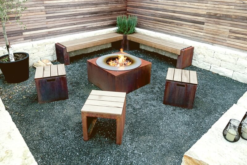 Feuerstelle eckig auf der Terrasse
