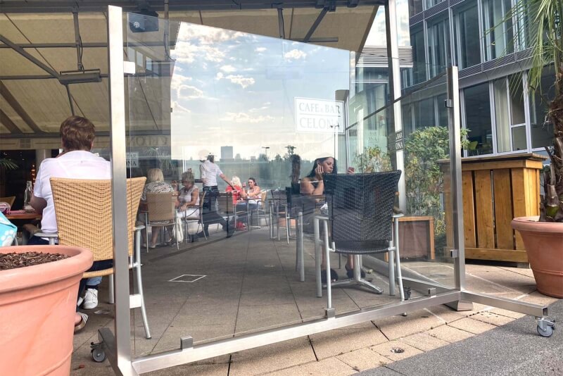 Freistehender mobiler Wind- und Sichtschutz im modernen Design