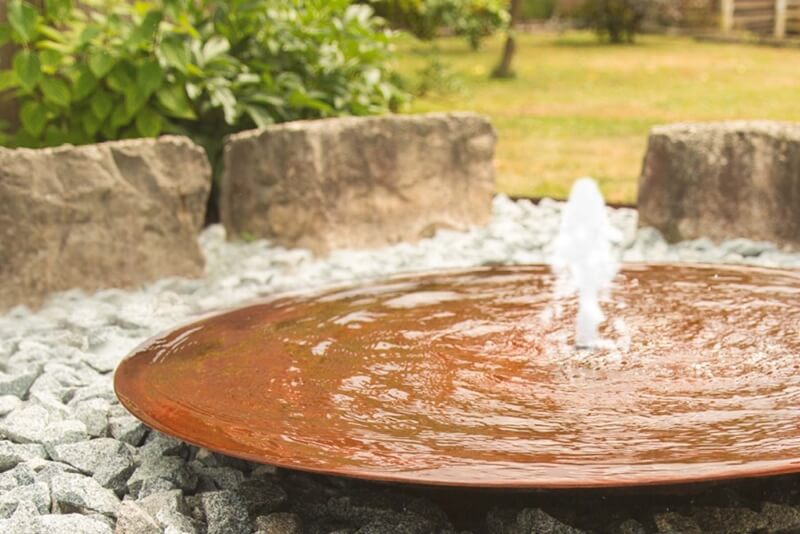 Gartenbrunnen mit Springbrunnendüse