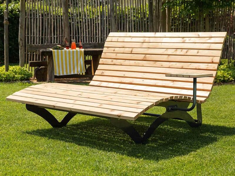 Gartenliege VIDA VENTI in Lärche mit Beistelltisch