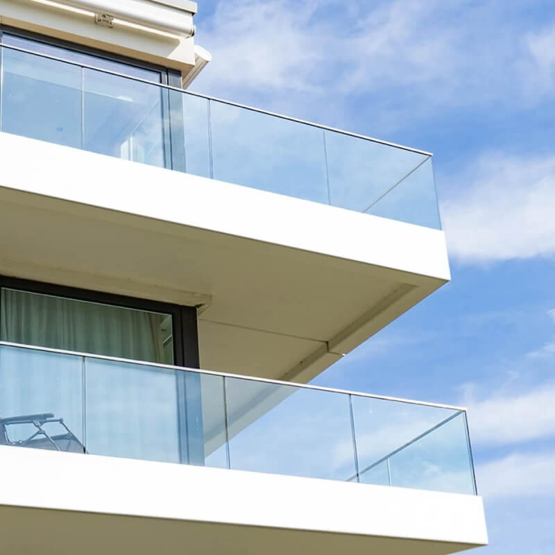 Glasbruestung mit flexibler Verblendung