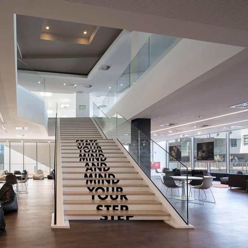 Glasbrüstung zur vorgesetzten Montage als Treppengeländer