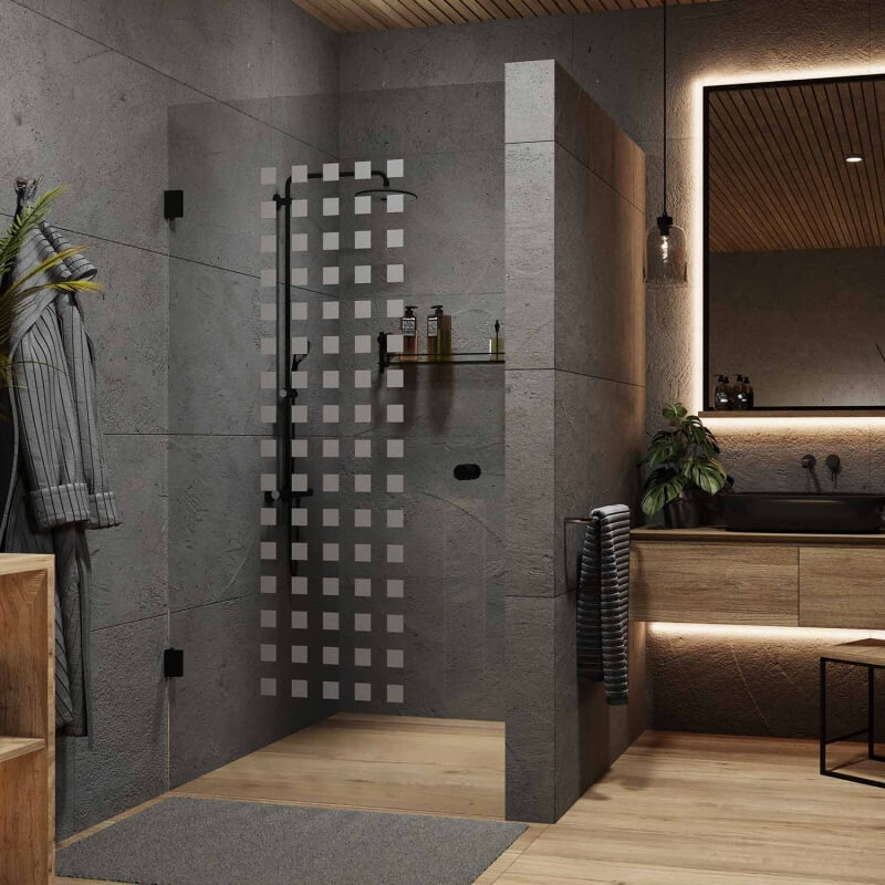 Glasdusche in einer Nische mit schwarzen Beschlägen und satinierten Muster