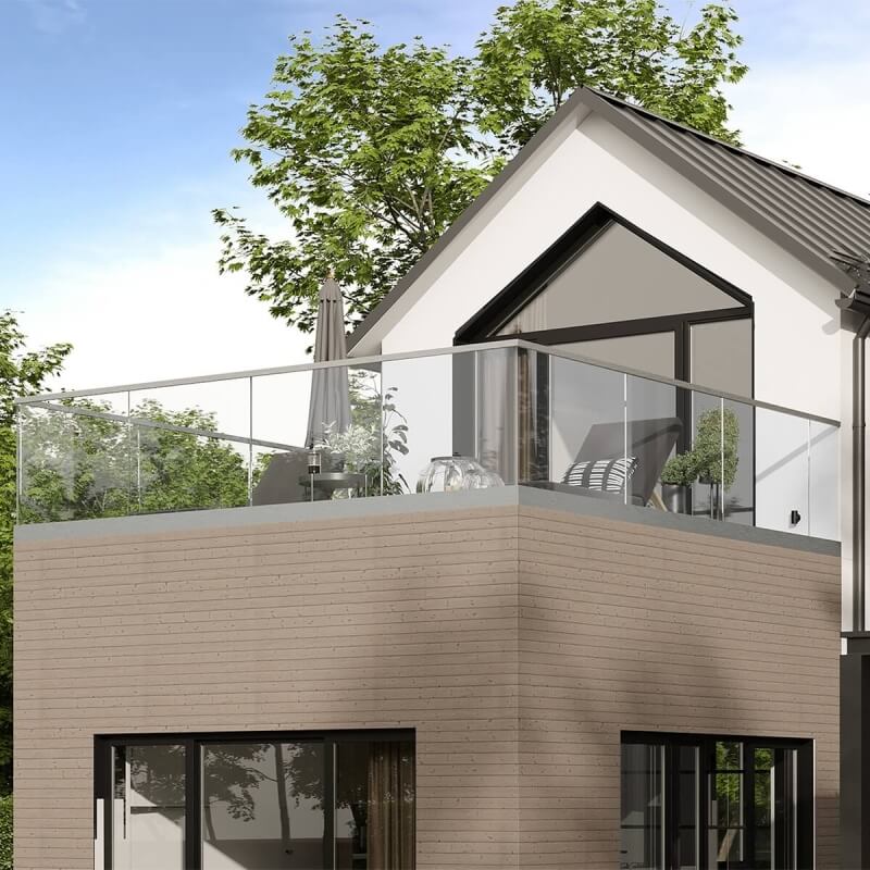 Glasgeländer an sonniger Dachterrasse