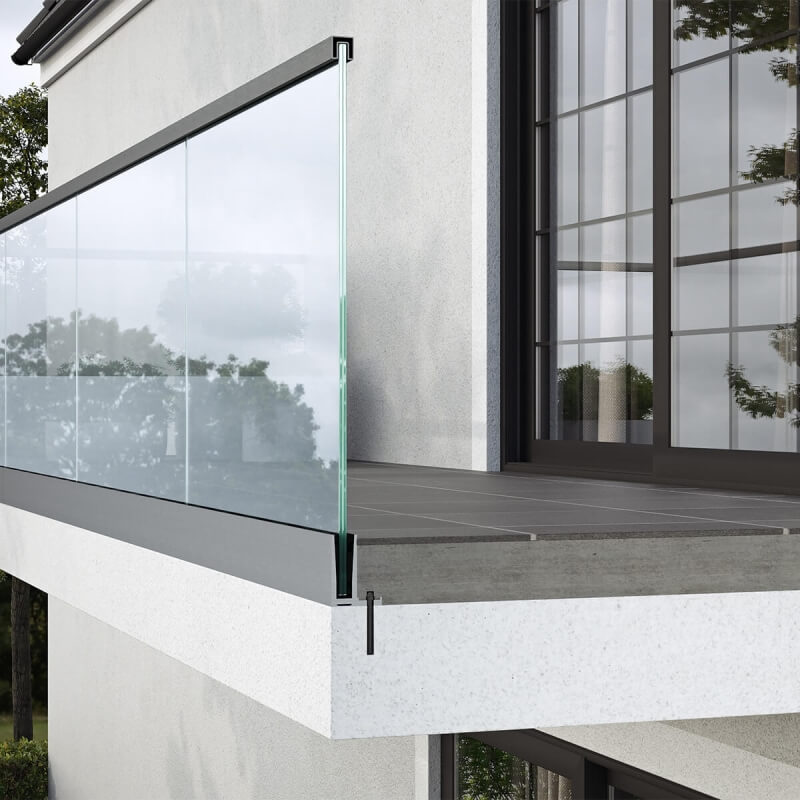 Glasgeländer DELGADO in einer Einbausituation mit verdecktem Profil