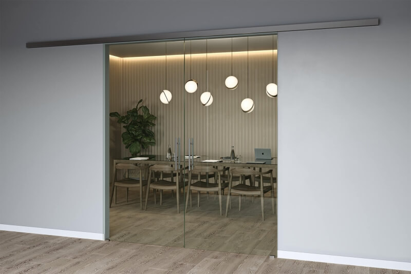 Glasschiebetür PIANO aus Klarglas in einem Konferenzraum