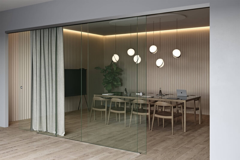 Glastrennwand mit Edelstahlprofilen schafft neuen Konferenzraum