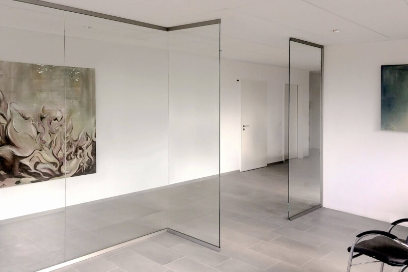Glastrennwand Slim mit Durchgangsöffnung und Eckverlauf
