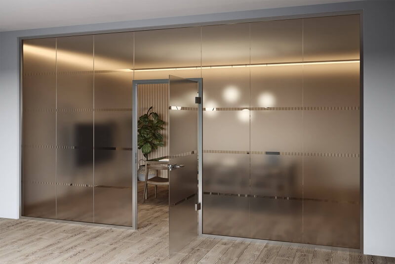 Glastrennwand vor einem Besprechungsraum