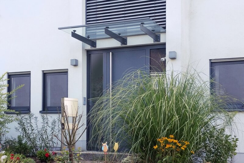 Glasvordach mit Schwertträgern