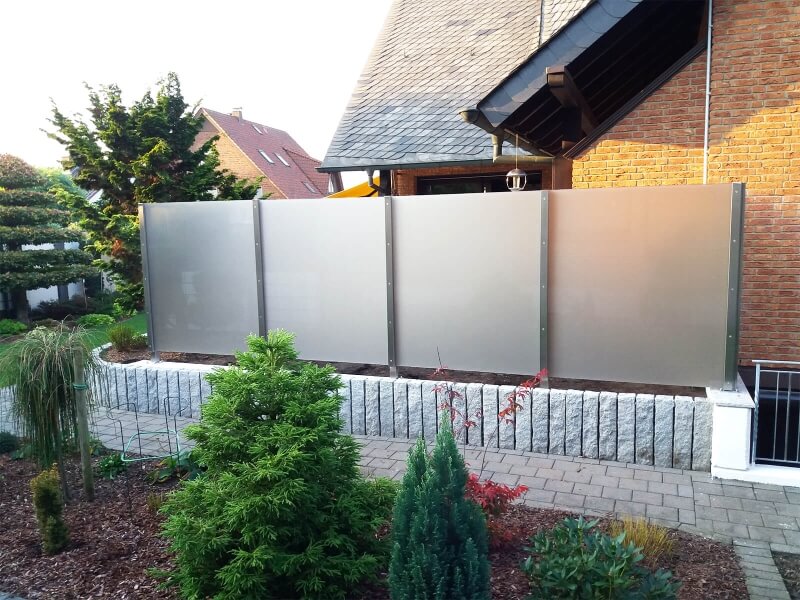 Glaszaun als Sichtschutz sorgt für Privatsphäre im Garten oder auf der Terrasse