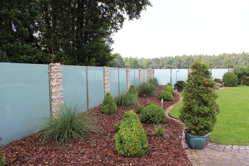 Glaszaun mit Gabionen Feng optimal für große Flächen im Garten