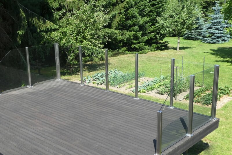 Glaszaun Windschutz optimal für jeden Außenbereich ohne Sichteinschränkung durch Weißglas in cleaner und moderner Optik