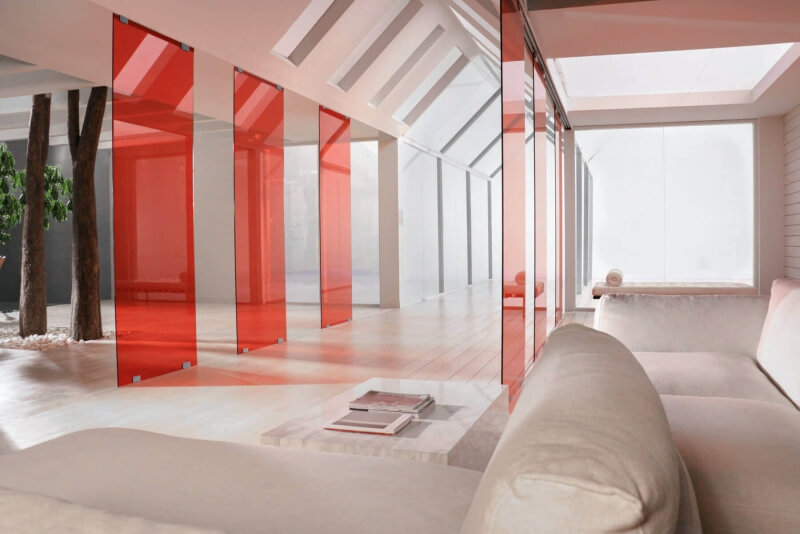 Individueller Aufbau der Glastrennwand Pur in Rot