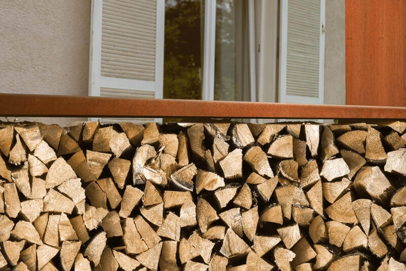 Kaminholzregale aus Cortenstahl befüllt mit Holz