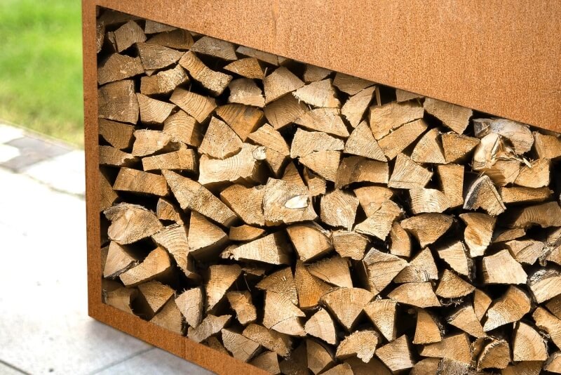 Kasten aus Cortenstahl befüllt mit Kaminholz