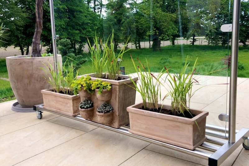 Mobiler Wind- und Sichtschutz auf Rollen mit Ablagefläche für Blumen und Pflanzen ideal für jeden Outdoor Bereich