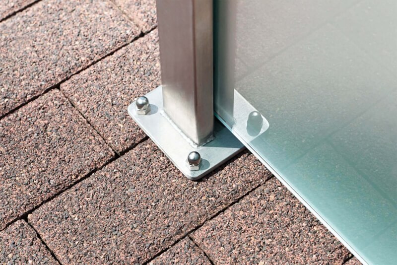 Montageart Wind- und Sichtschutz Densa verschraubt auf Pflastersteinen