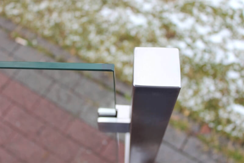 Nahaufnahme mobiler Wind- und Sichtschutz Glasklemme und Pfosten eckiges Design