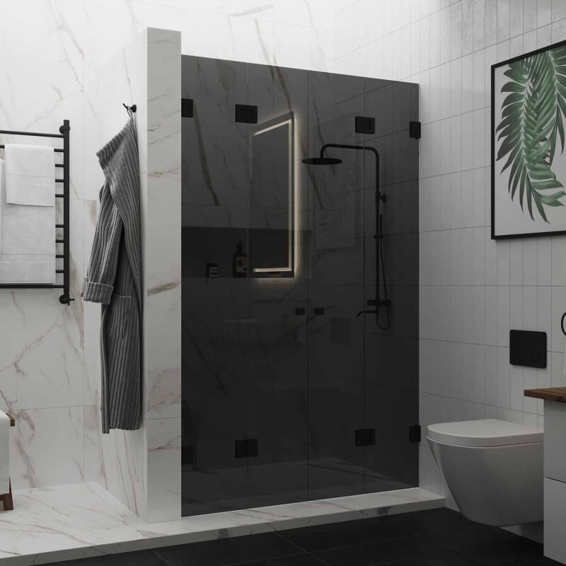 Nischendusche aus farbigen Glas mit schwarzen Profilen und doppelflügeliger Tür