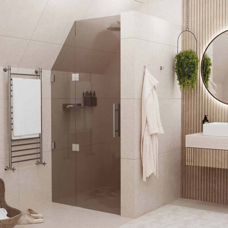 Nischendusche aus Glas mit Festteil an einer Schrägen