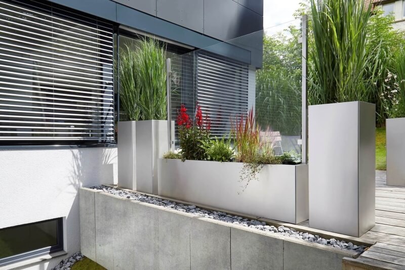 Pflanzkübel mit Windschutz