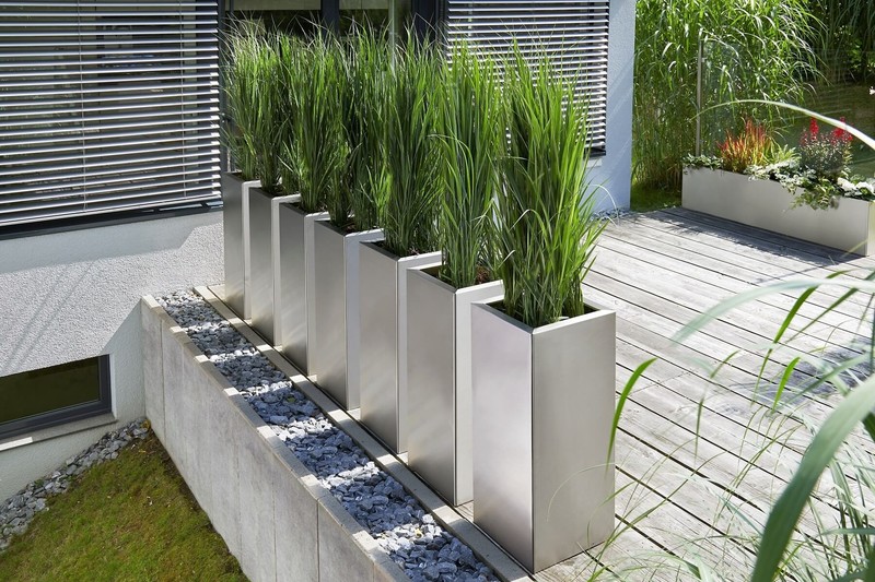 Pflanzsäulen Flora in einer Reihe als Abtrennung