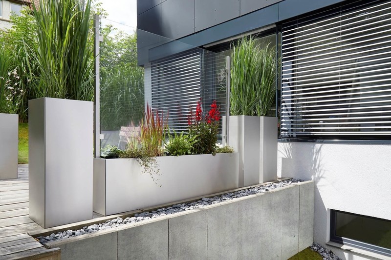 Pflanzsäulen Flora neben Blumenkaste mit Sichtschutz