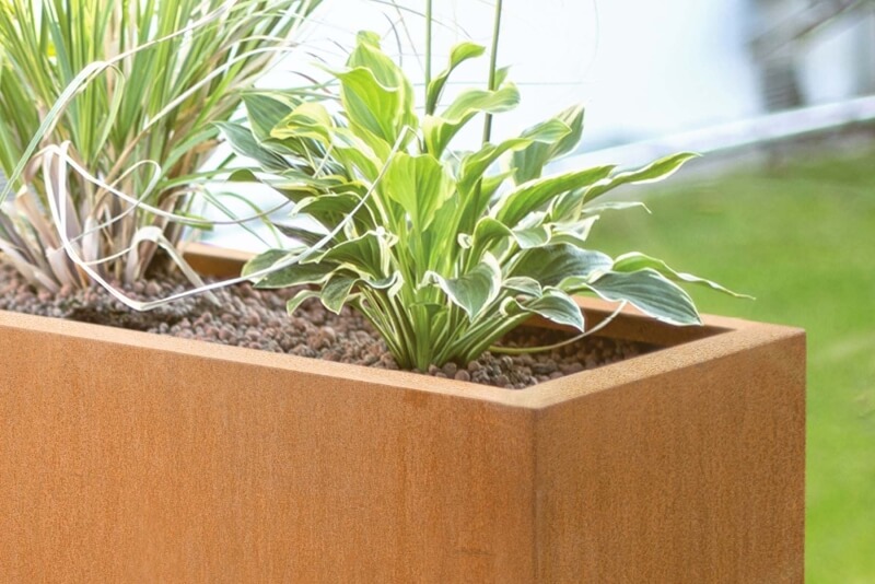  Pflanztrog im Kasten aus Cortenstahl