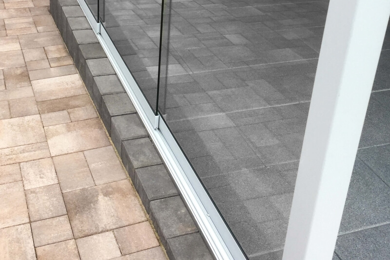 Praktisches Schiebeelement der Terrassenueberdachung SKY FLEX mit ruhigem Lauf