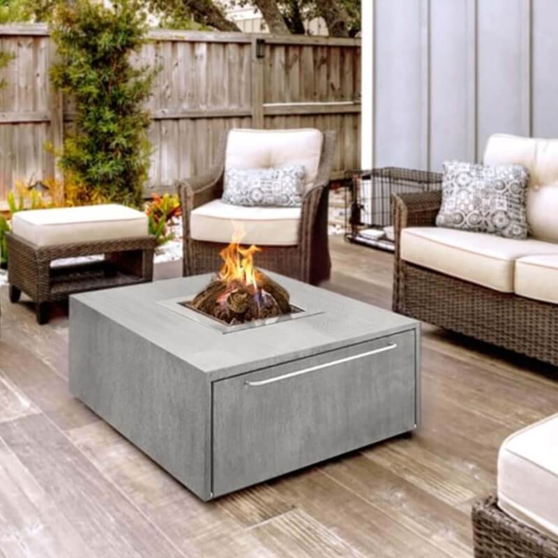 Quadratische Feuerstelle aus Edelstahl im Garten als Dekoelement