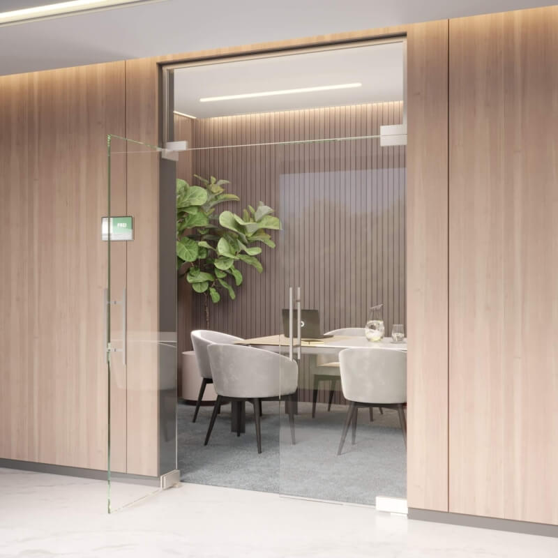 Rahmenlose Pendeltür aus Glas mit Oberlicht