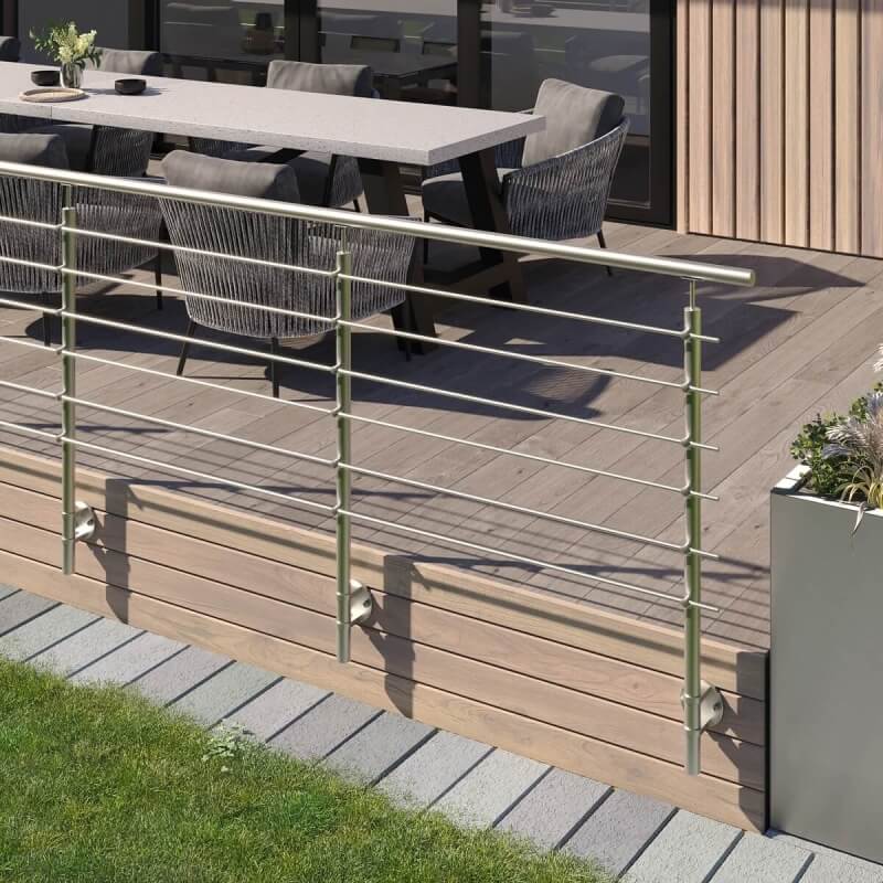 Relinggeländer mit vorgesetzter Montage an Terrassenboden