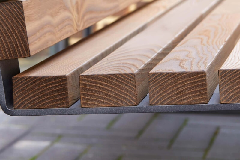 Robuste Garten Sitzbank aus Vollholz mit Lehne