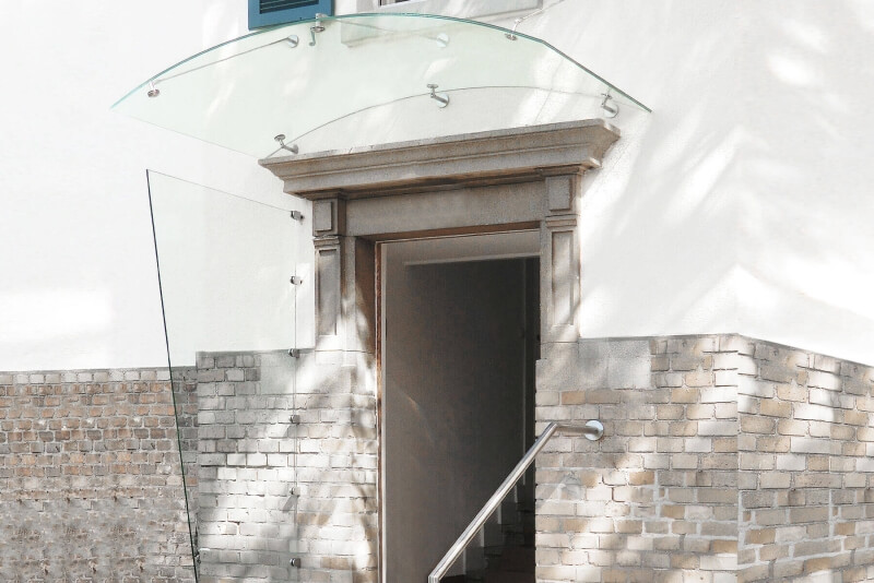 Rundbogenvordach mit Seitenteil aus Glas