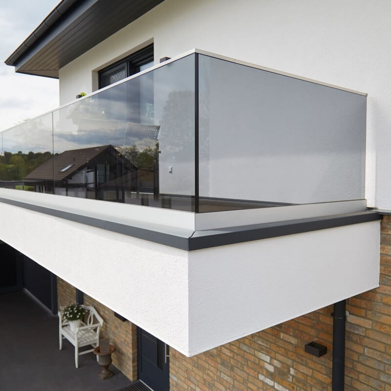 Schmale Glasbrüstung FORMAL zur aufgesetzten Montage individuell nach Maß