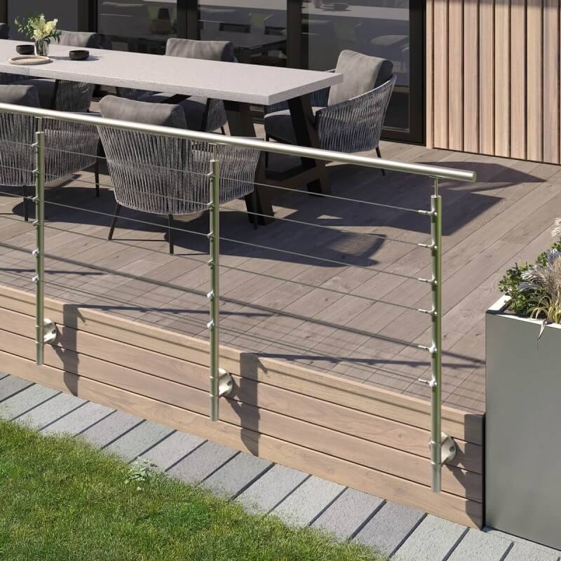 Seilgeländer mit runden Pfosten aus Edelstahl und vorgesetzter Montage auf Terrasse