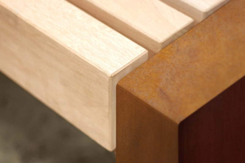 Seitenaufnahme der Cortenstahl Sitzbank