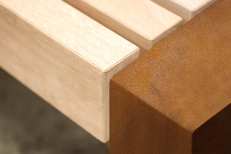 Seitenaufnahme der Cortenstahl Sitzbank