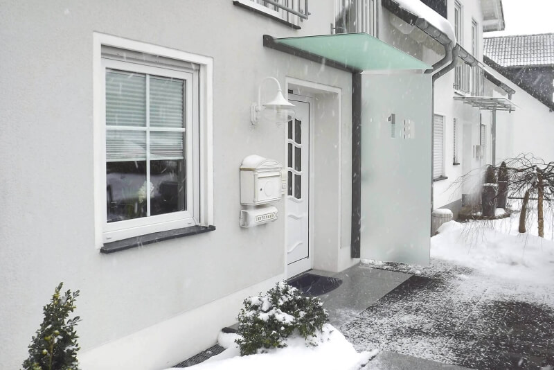 Seitenwindschutz aus Glas Blend mit satiniertem Glas auch als Sichtschutz