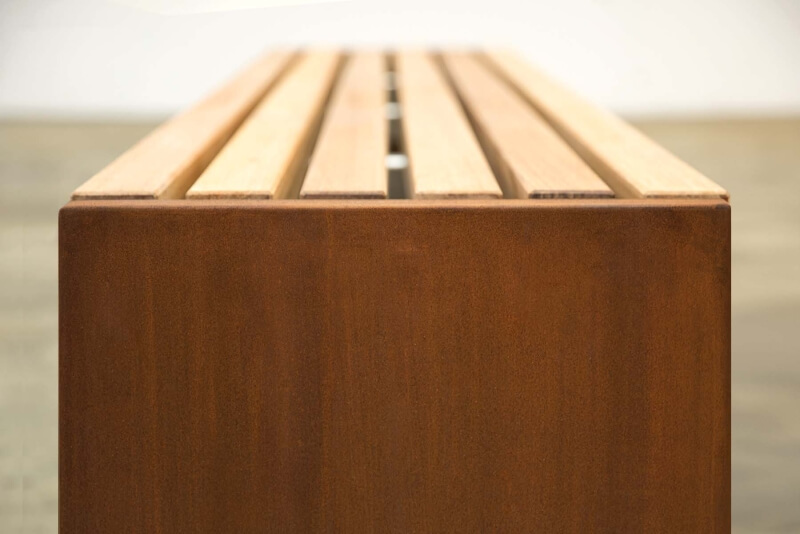 Sitzbank aus Cortenstahl in Seitenansicht