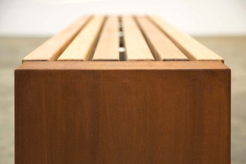 Sitzbank aus Cortenstahl in Seitenansicht