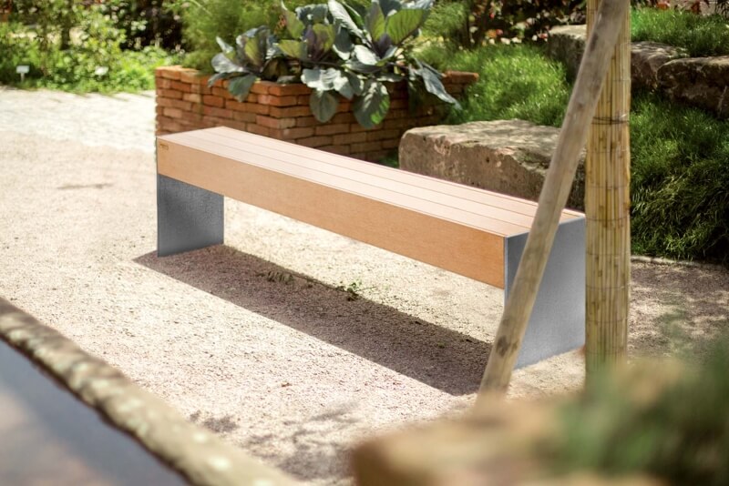 Sitzbank mit dünnen Seitenwangen aus Edelstahl