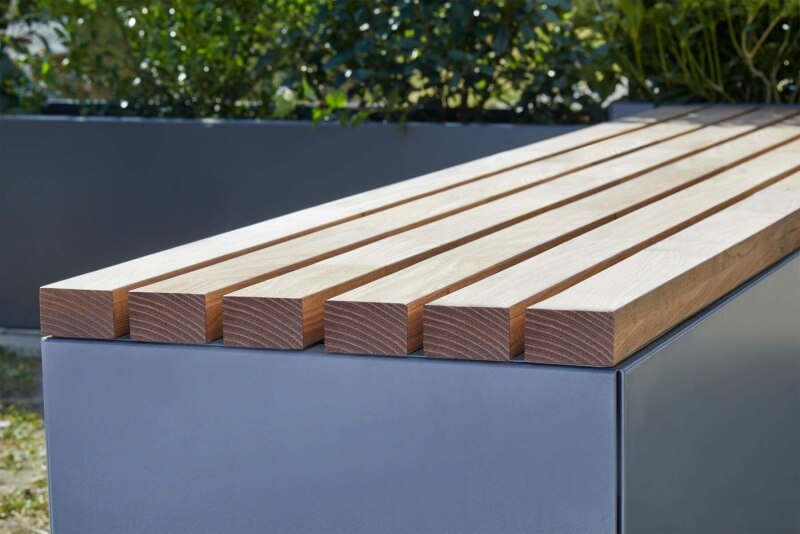 Sitztruhe im Garten aus Edelstahl Seitenansicht der Vollholzauflage