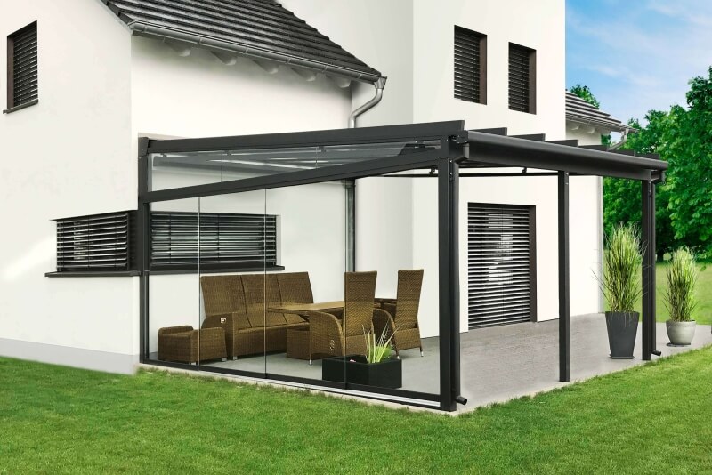 Terrassenüberdachung aus Glas mit schiebbaren Seitenteilen