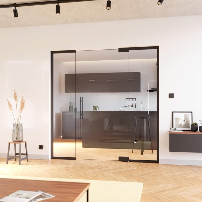 Trennwand aus Glas mit Tür und schwarzen Beschlägen