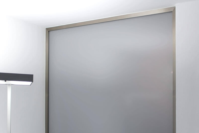 Verglasung einer Raumöffnung mit der Glastrennwand Slim