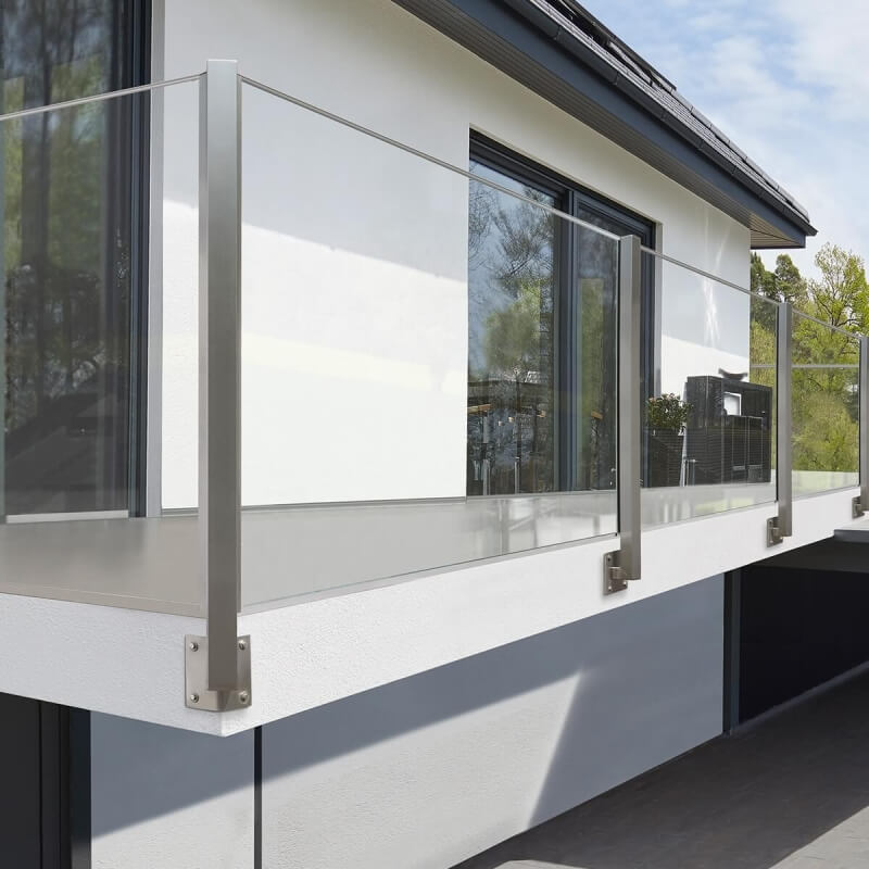 Vorgesetzte Montage beim Glasgeländer DENSARO