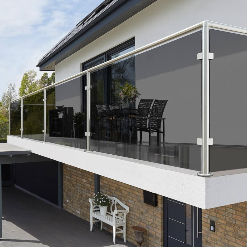 Vorgesetzte Montage beim Glasgelaender GARDO