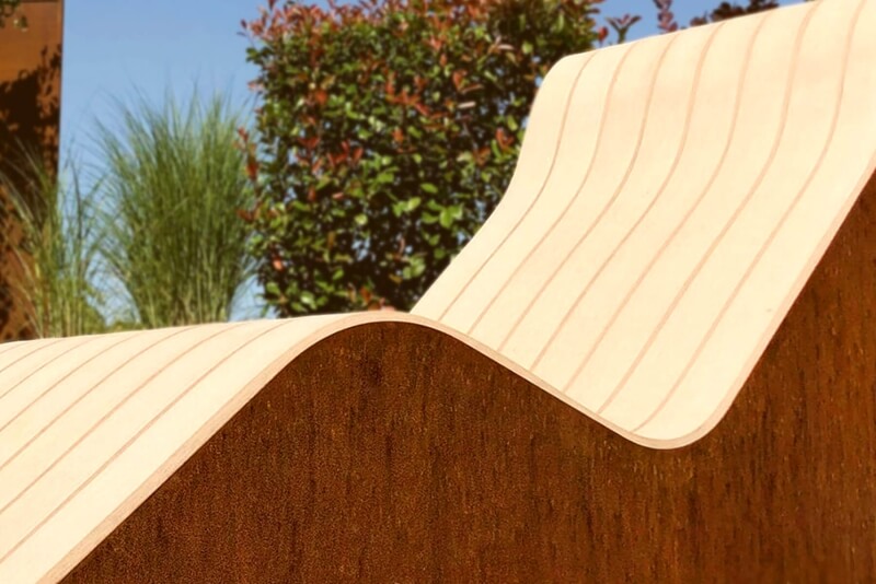 Waldsofa aus Cortenstahl auf einer Grünfläche